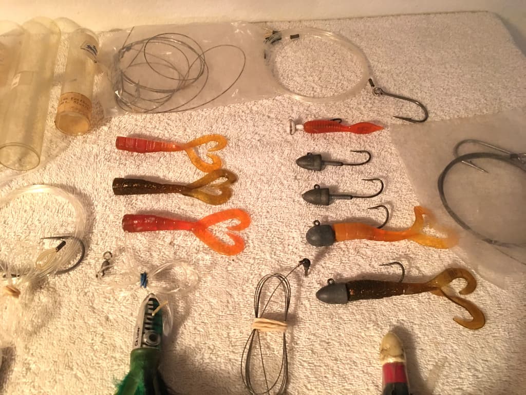 Vintage Lot 20 Plus Pcs Saltwater Lures Bass Marlin Tuna Dorado Leaders Hooks - Image 3