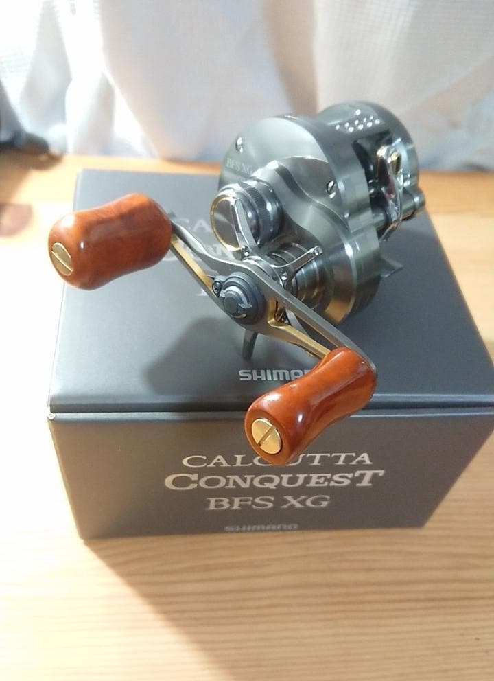 Shimano Calcutta Conquest BFS XG Right Reel 13 BB Saltwater 195g - Image 1