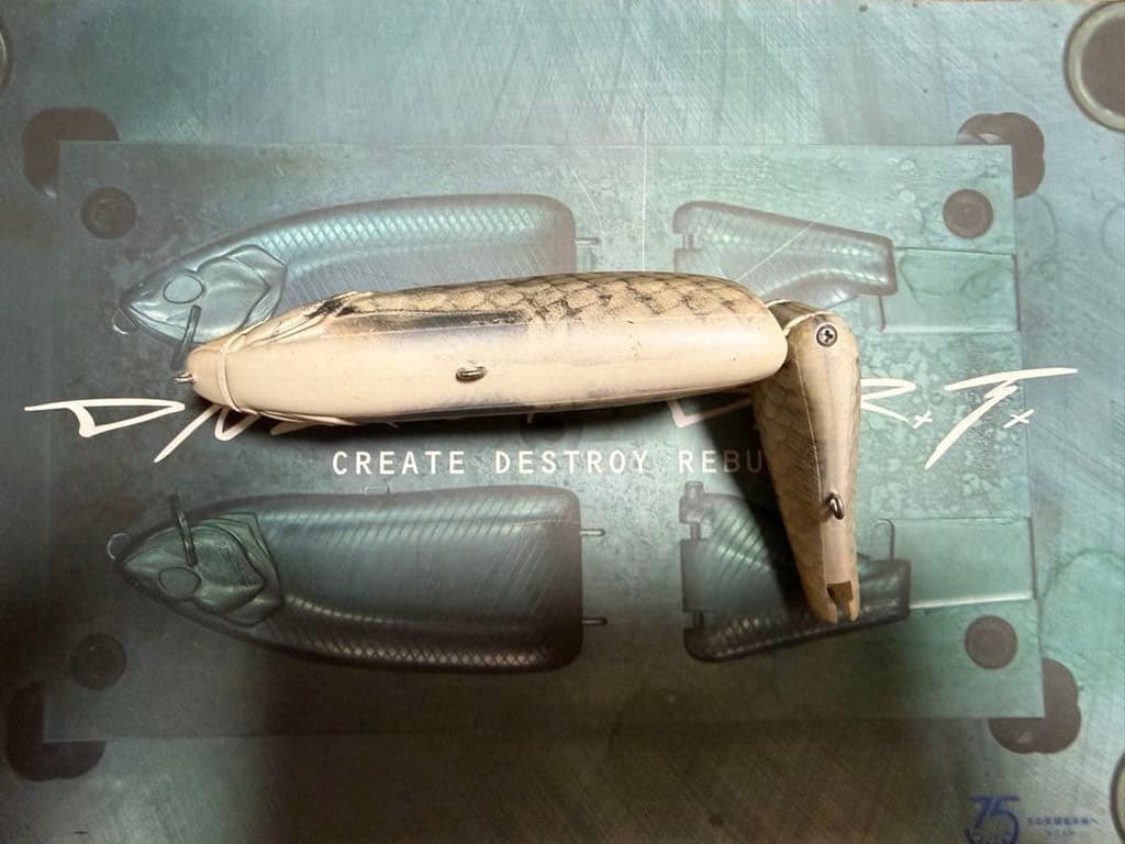 DRT Crash 9 Low Fishing Crankbait Lure Bait Accessories Used - Image 4