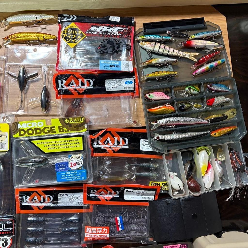 Bass fishing reel & lure set with soft & hard baits, case, multiple items - Image 5