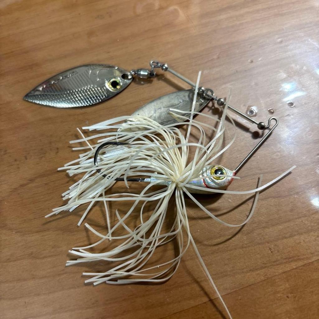 Fishing Lure spinnerbait white skirt gold silver - Image 3