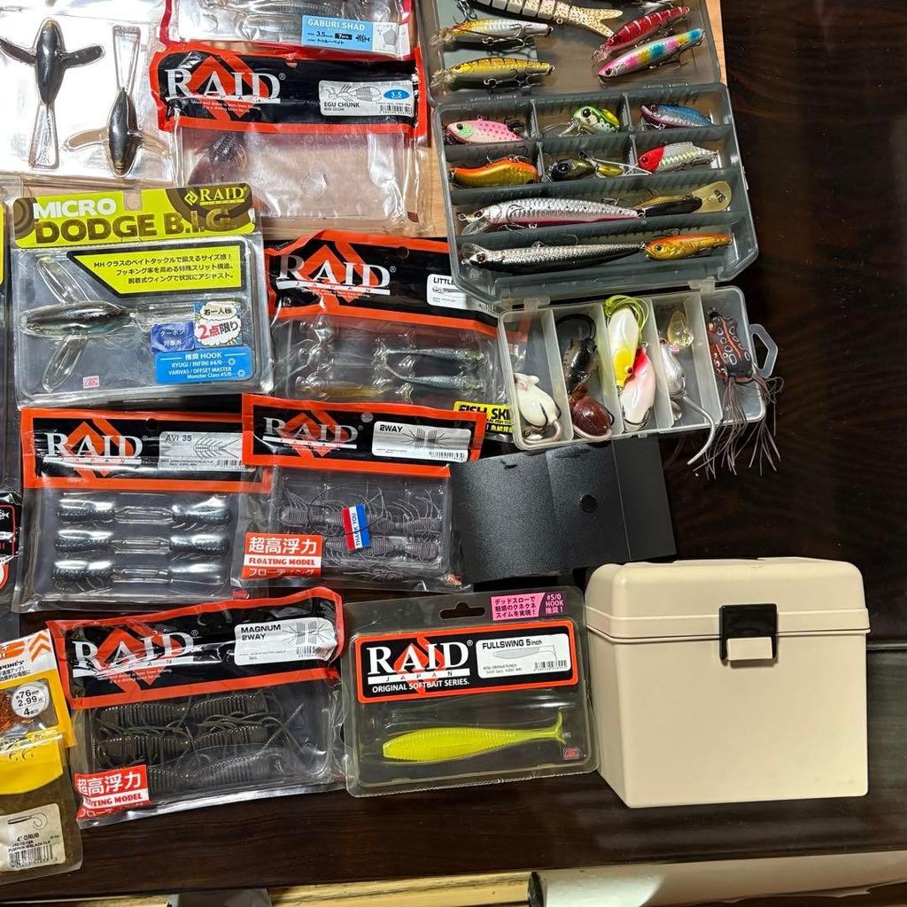 Bass fishing reel & lure set with soft & hard baits, case, multiple items - Image 4