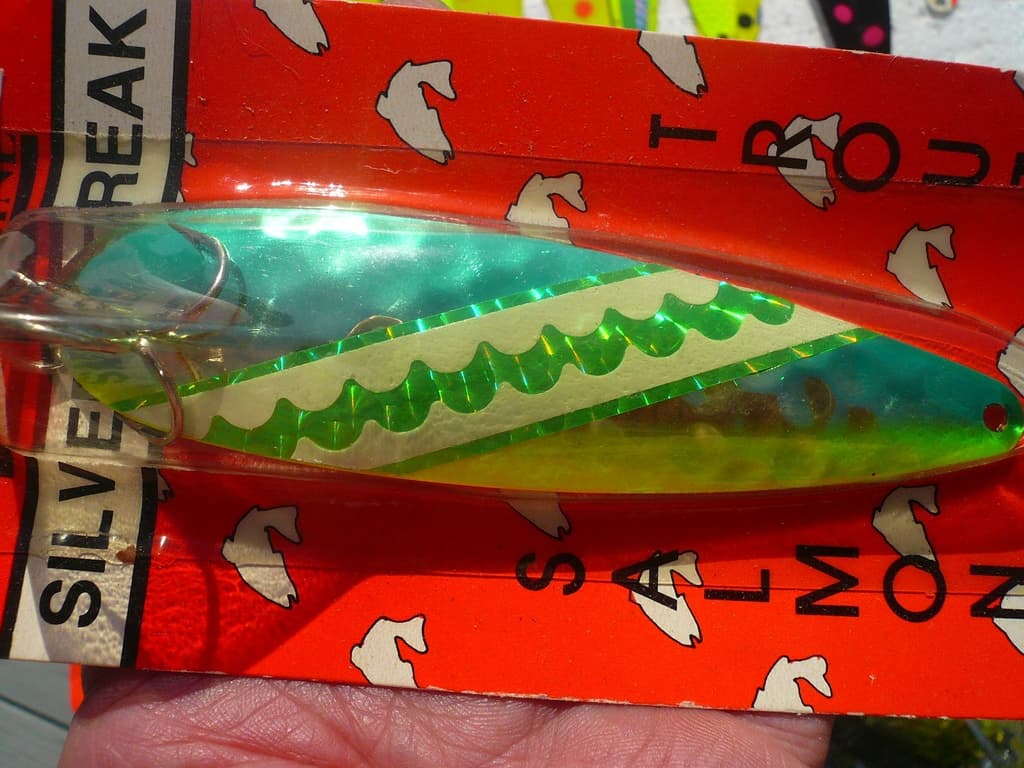 LOT OF 22 SALMON SPOONS AROUND 4" ,ONE RED WHITE & BLUE USA SPOON 3 GLOW IN DARK - Image 8