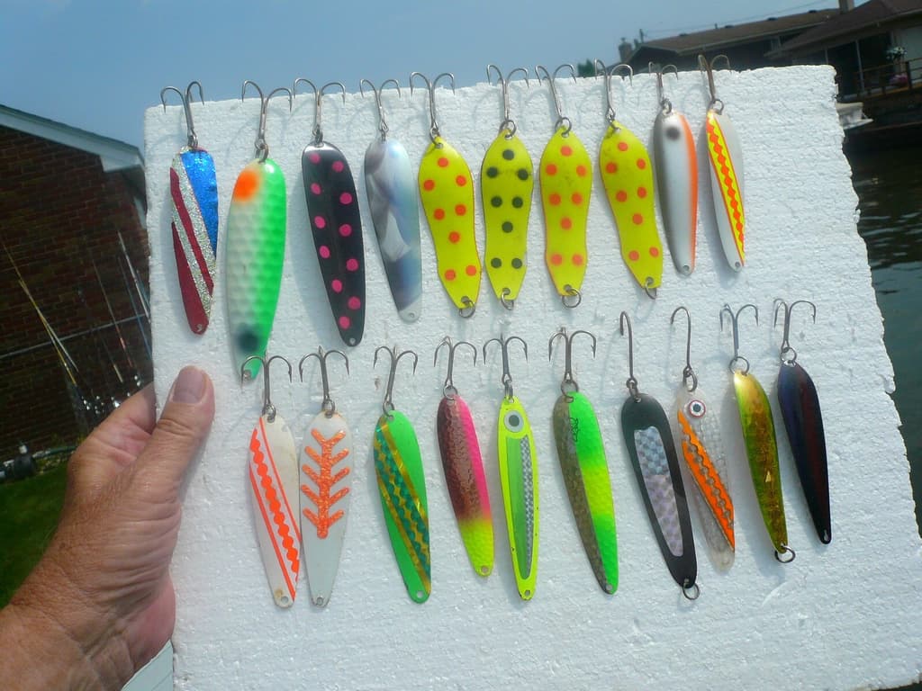 LOT OF 22 SALMON SPOONS AROUND 4" ,ONE RED WHITE & BLUE USA SPOON 3 GLOW IN DARK - Image 4