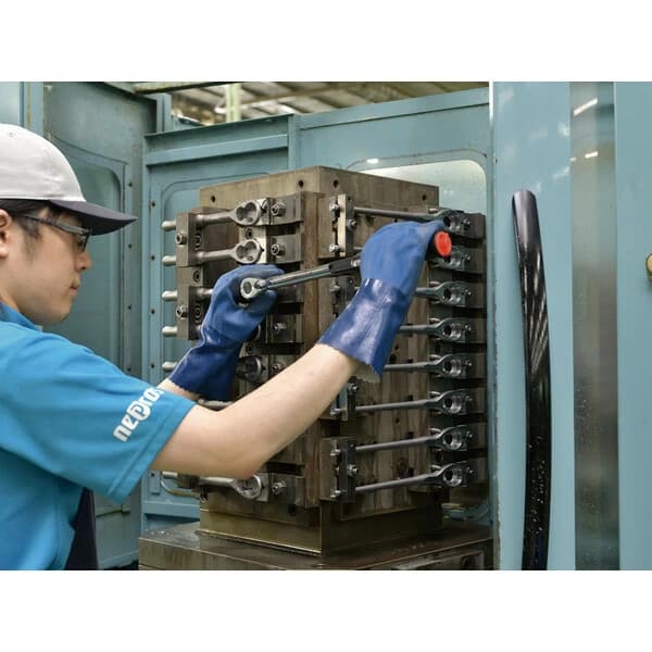 KTC (Kyoto Machinery Tools) 25.4sq. Preset Torque Wrench 200-1000N・m GW1000-08 - Image 8