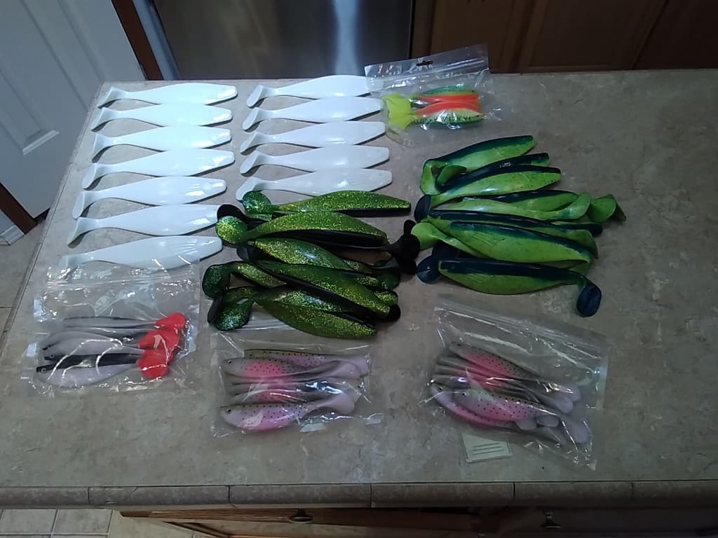 55+ Shad Paddle Tail Swimbaits great Umbrella Rig 6 Count Bag Pearl Green 6"+9" - Image 1