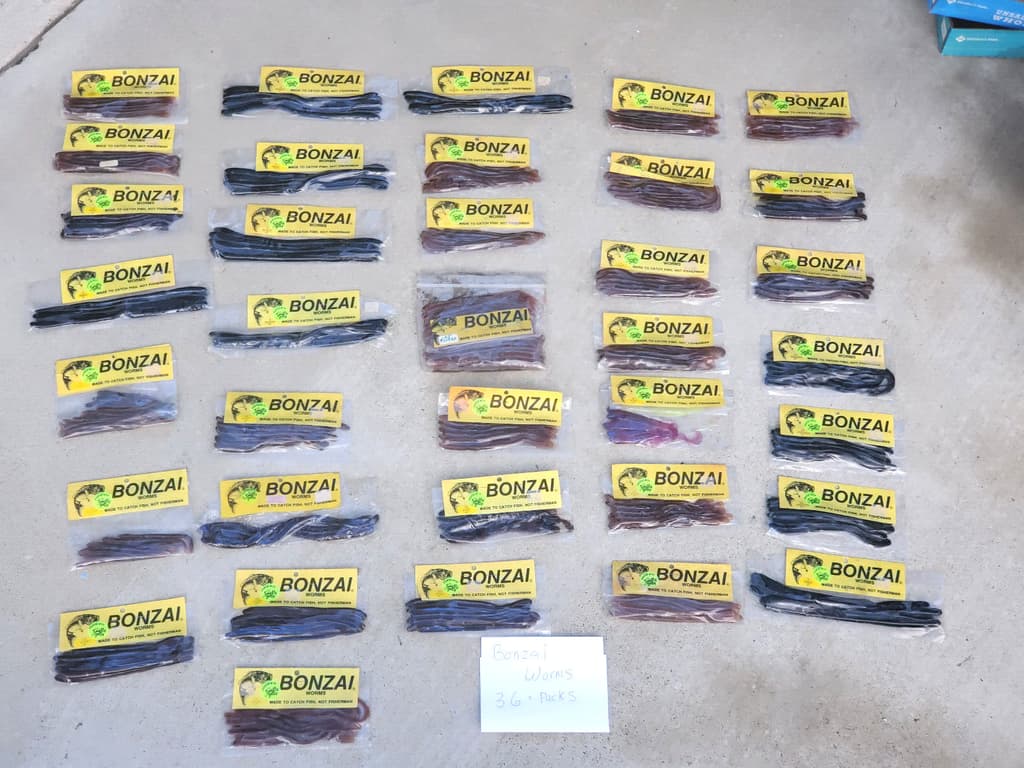 Boanzi Worms Lot - Soft Plastics Lot - Plastic worm Lot - Rare - 36  Packs - Image 1
