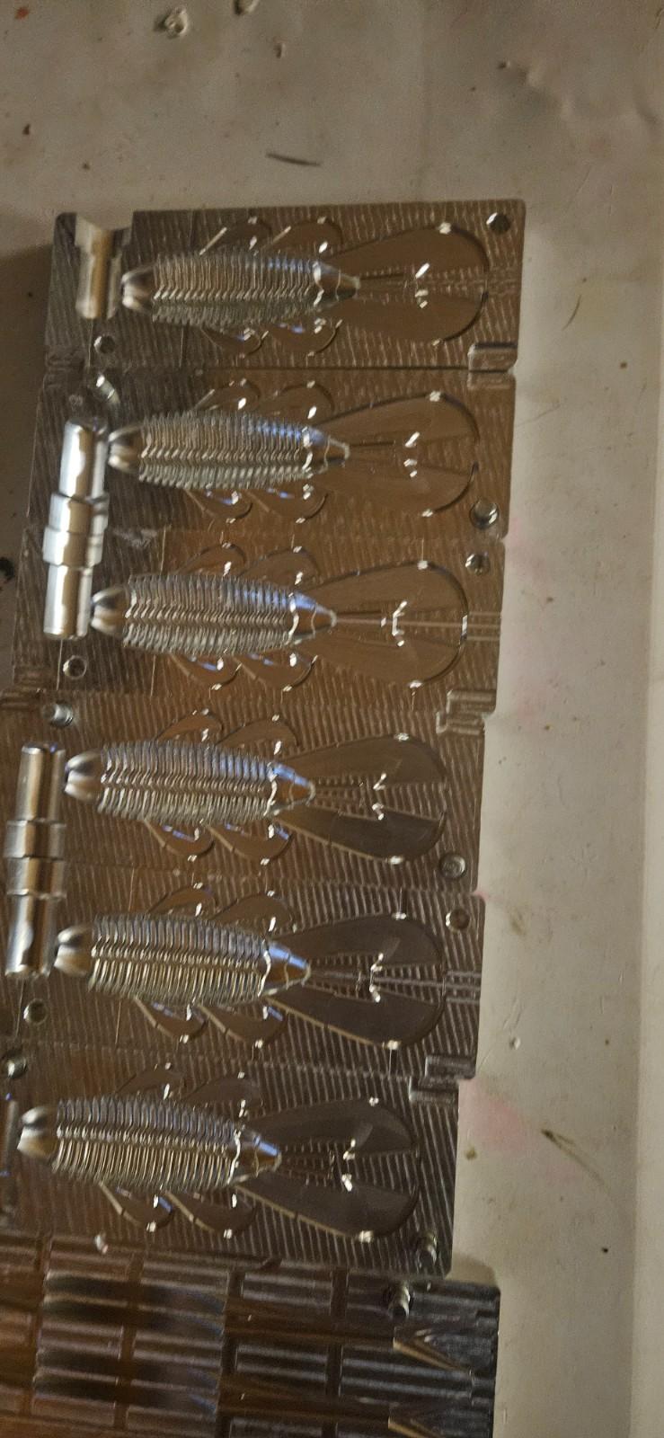 fishing lure set up with molds and everything - Image 6