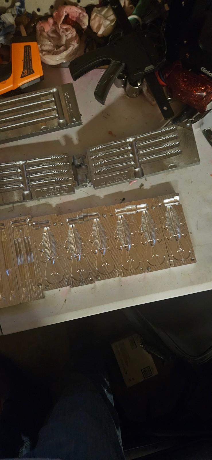 fishing lure set up with molds and everything - Image 5