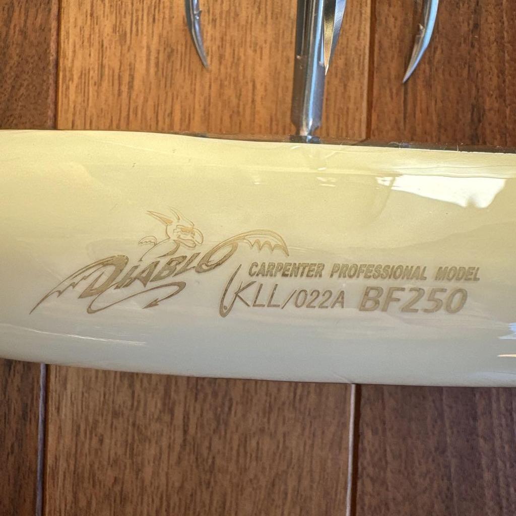 Carpenter Bluefish KLL/022A BF250 Lure White with hook and case - Image 2