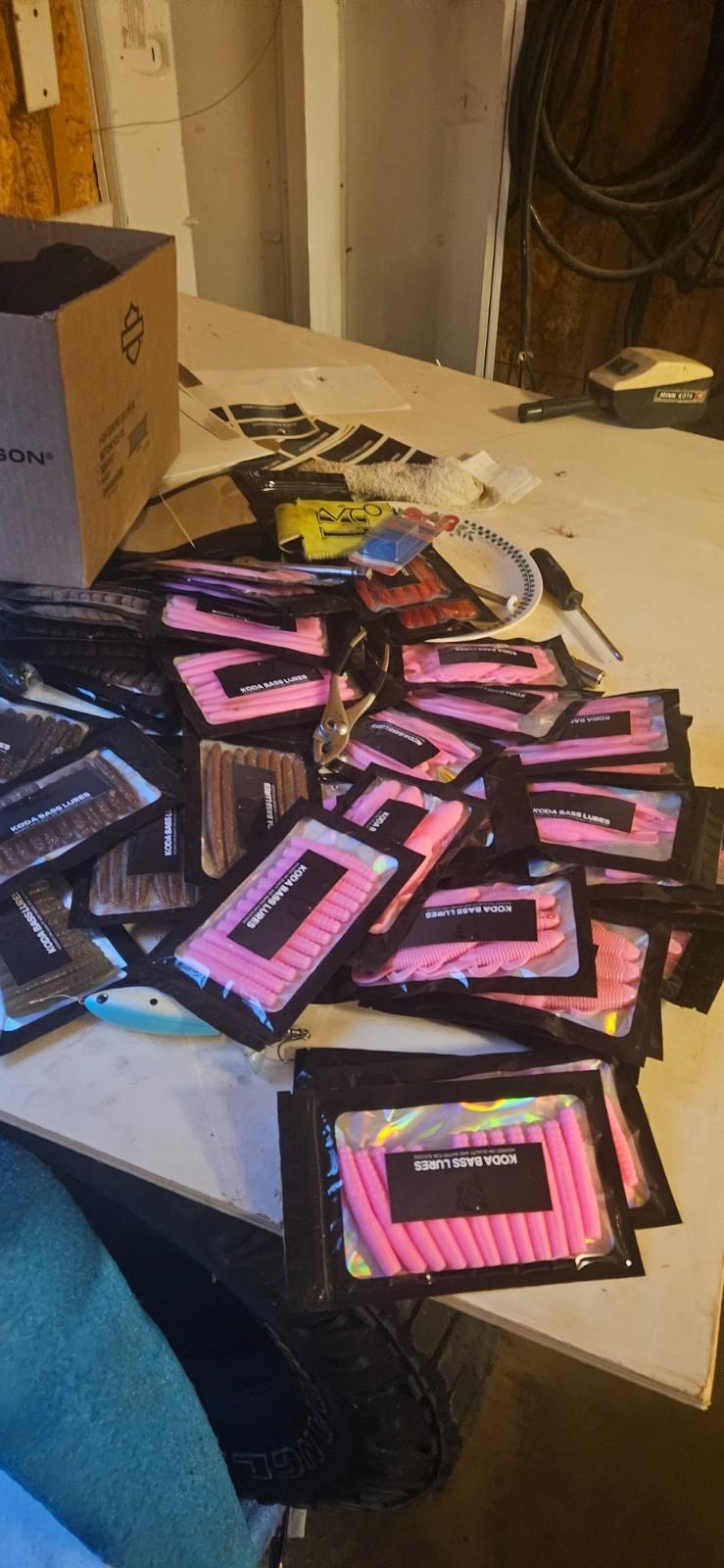 fishing lure set up with molds and everything - Image 9