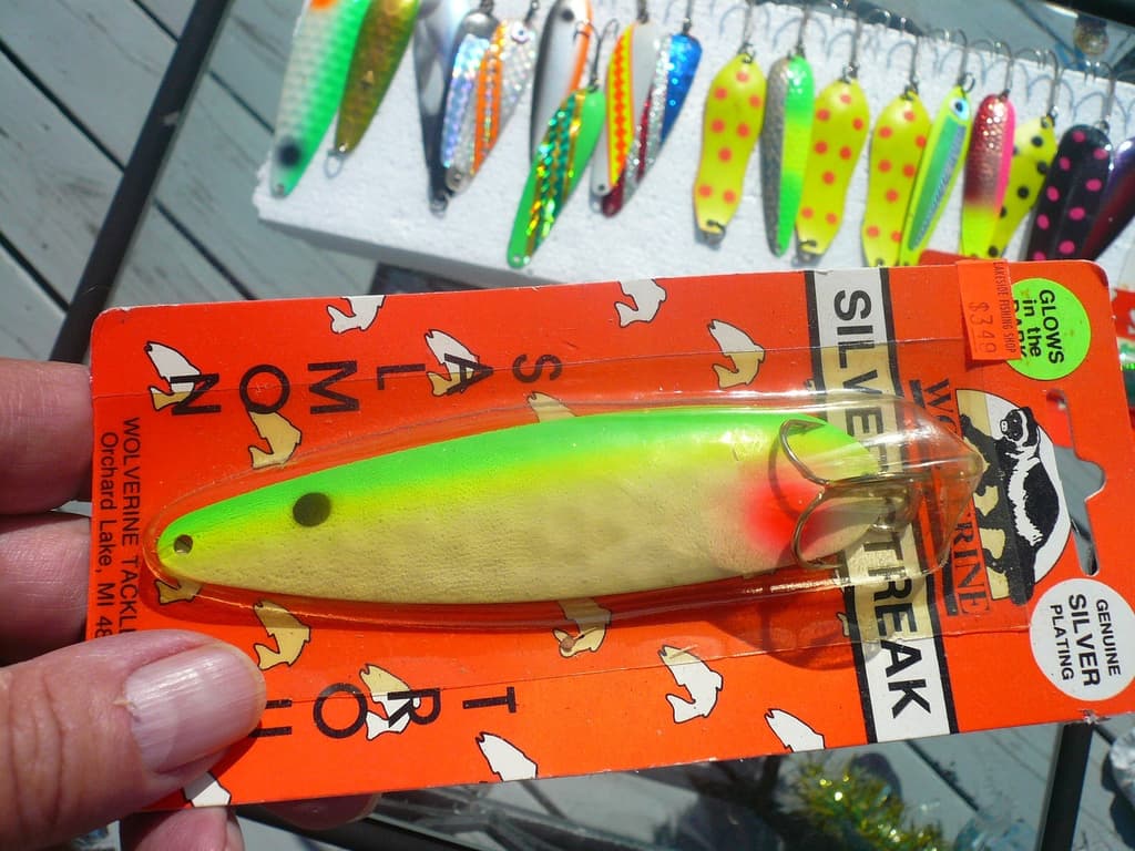 LOT OF 22 SALMON SPOONS AROUND 4" ,ONE RED WHITE & BLUE USA SPOON 3 GLOW IN DARK - Image 9