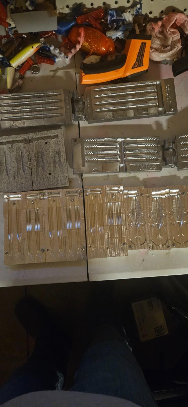 fishing lure set up with molds and everything - Image 2