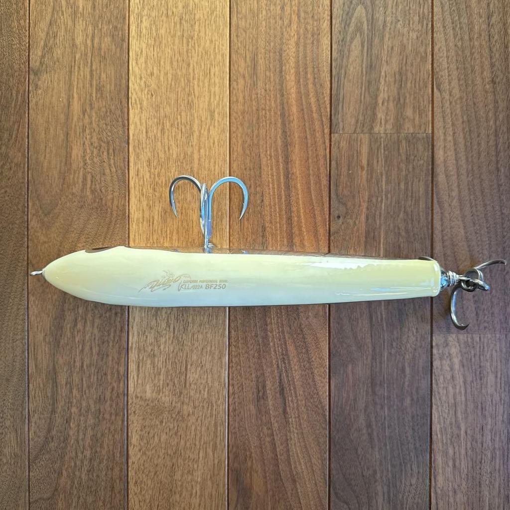 Carpenter Bluefish KLL/022A BF250 Lure White with hook and case - Image 6