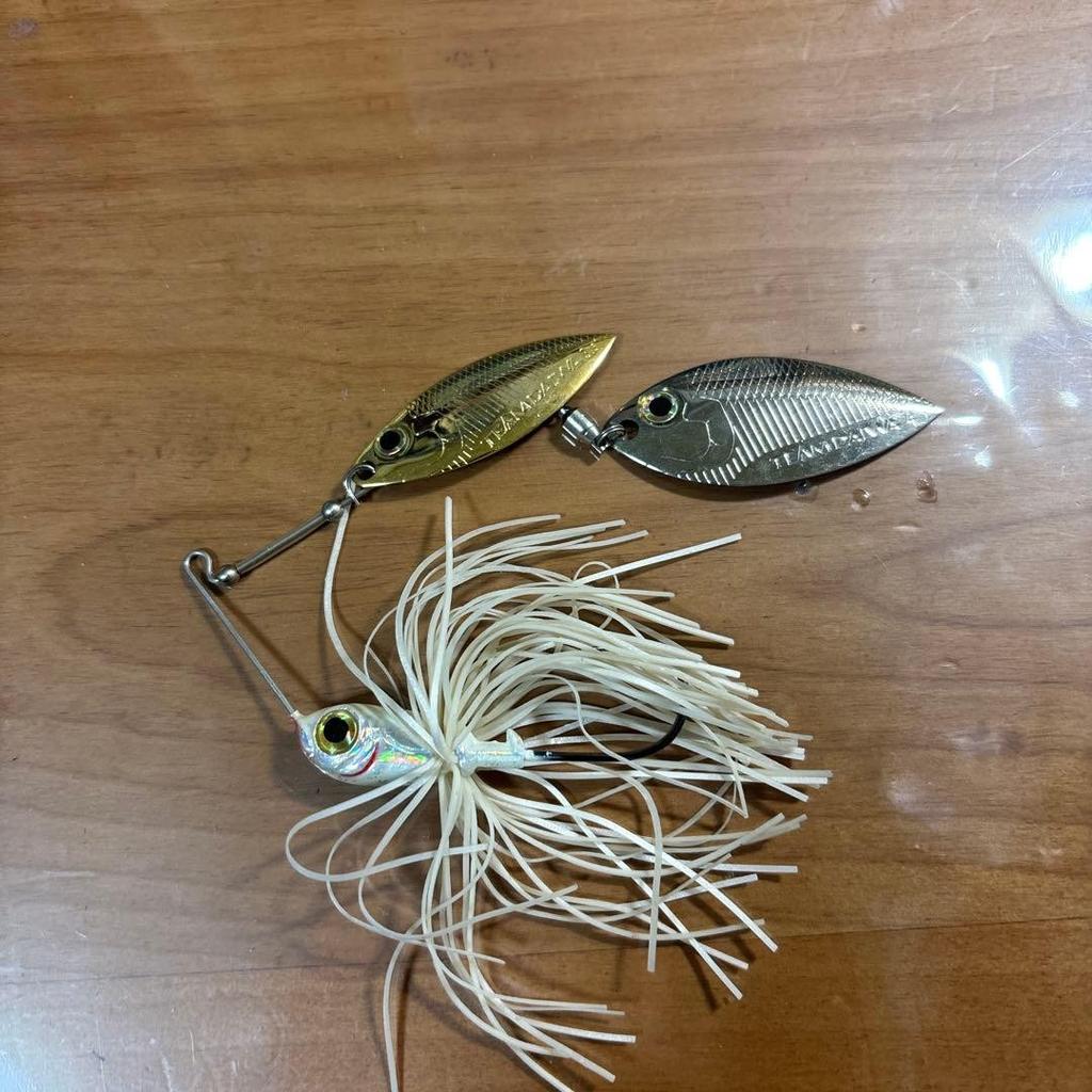 Fishing Lure spinnerbait white skirt gold silver - Image 1
