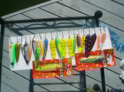 LOT OF 22 SALMON SPOONS AROUND 4" ,ONE RED WHITE & BLUE USA SPOON 3 GLOW IN DARK - Thumbnail 1