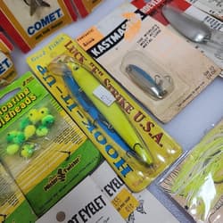Fishing Lure Lot Vintage Mepps Comet Dardevle Spoon Jigs Jerkbait Spinnerbait - Thumbnail 6