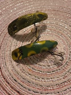 Vintage Helin Lot Of 2 Flatfish Lures F7s. Frog & Camo.2 1/2 " - Thumbnail 1