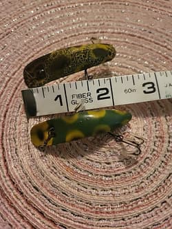 Vintage Helin Lot Of 2 Flatfish Lures F7s. Frog & Camo.2 1/2 " - Thumbnail 2