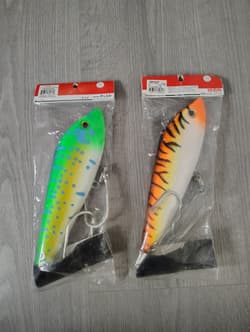 2 NOS NEW Yo-Zuri Bonita 10-3/8 Marlin/Tuna Lures/Small Tear On Packages - Thumbnail 4