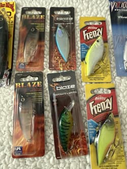 LOT OF 12 MISC FISHING LURES ORIGINAL  BOXES FRENZY BLAZE STRIKE KING & MORE - Thumbnail 3