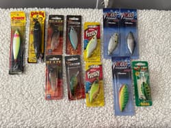 LOT OF 12 MISC FISHING LURES ORIGINAL  BOXES FRENZY BLAZE STRIKE KING & MORE - Thumbnail 1