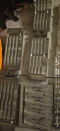 fishing lure set up with molds and everything - Thumbnail 3