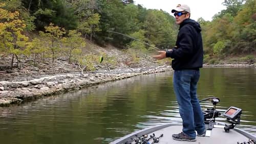 Shallow Bass Fishing in the Fall (cranking pockets)
