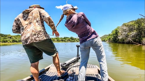 Fishing an Ultra Shallow TEXAS River (Jet boat and big baits)