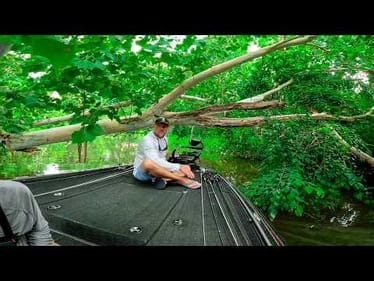 Squeezing Bass Boat Into Tiny Creek to Catch WINNING BAG || Potomac River Elite 70