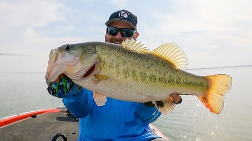 Bass Fishing With BIG Plastic Worms! Texas Bass Fishing On Falcon Lake!