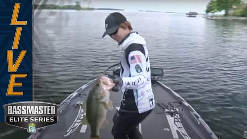 MURRAY: 6 POUNDER! Kyoya Fujita lands his limit bass