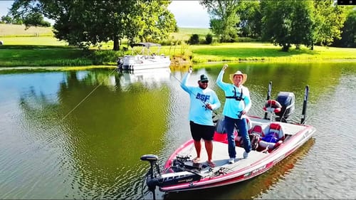 Bass Fishing A PRIVATE LAKE In Missouri!