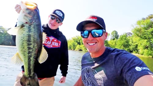 Fishing SHALLOW For BIG BASS! EASY Way To Catch Them! (LAKE GUNTERSVILLE)