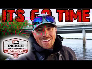 Pro Tourney Day 1! MLF TWI CHAMPIONSHIP Fishing on the Mississippi River! (BIG BASS!)