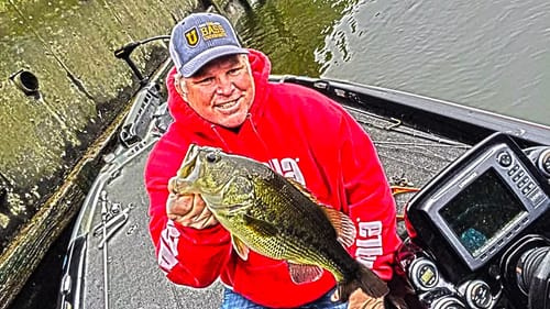 Big Bass Spawning in Dirty Water - Catch Bedding Fish