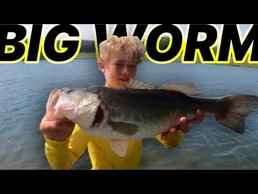 FISHING BIG WORMS FOR GIANT BASS || Bank Fishing