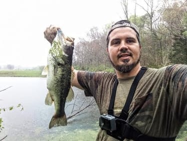 STICKING OUT A RAINY DAY  || PAYS OFF WITH A QUALITY BASS ||