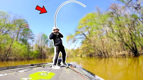 Fishing HIDDEN SWAMP for BIG Bass (River Fishing)