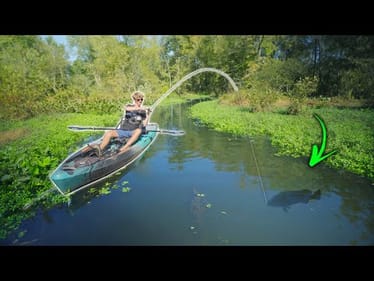 Fishing A FlOODED JUNGLE For Big Aggressive BASS! (Kayak Fishing)