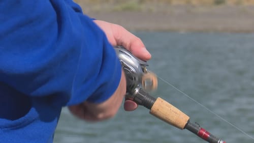 How To Hold A Baitcasting Reel | Bass Fishing