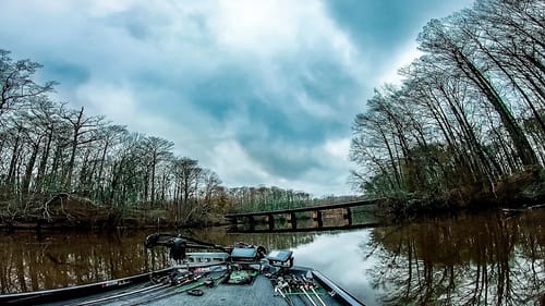 11 Minute Scenic Boat Ride Down a High, Curvy River || Winter Boating