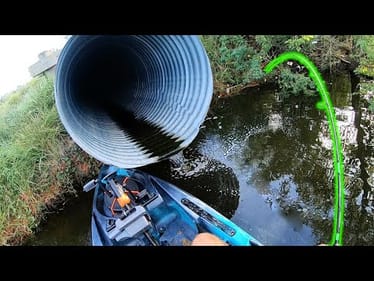KAYAK FISHING a HIDDEN CITY POND!! (TOPWATER OLD TOWN PDL)