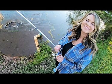 She catches 30 LB + FISH from a TINY POND!!