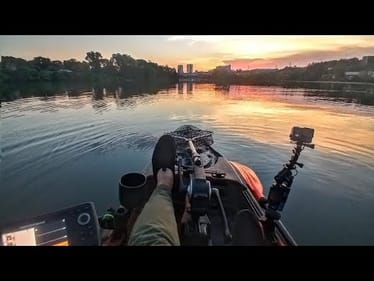 CATCHING HUGE SMALLMOUTH IN THE MIDDLE OF DOWN TOWN KNOXVILLE