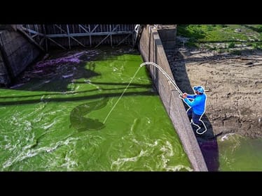 Fishing with GIANT Baits in a MASSIVE Spillway!!! (Big Fish)