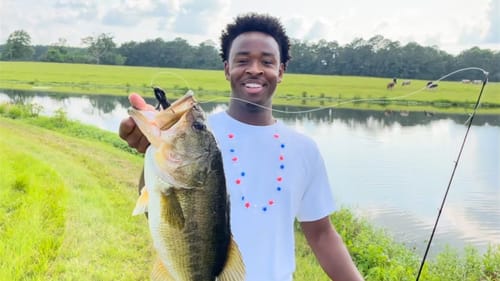 I Caught My NEW PB At This CRAZY FARM POND (NEW PERSONAL BEST BASS)