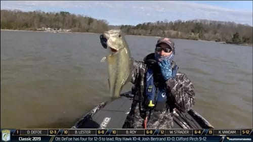 Bassmaster Classic: Ott DeFoe lands a 6 pounder