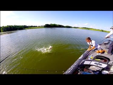 ITS A BIG ONE! -- Texas Bass Fishing VLOG no. 3
