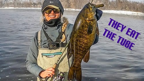 Winter WADE fishing (Mississippi river smackdown)